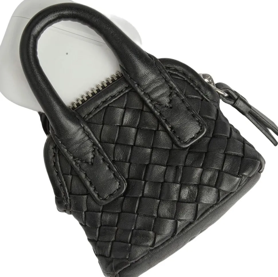 Amayambg Charm, Weave