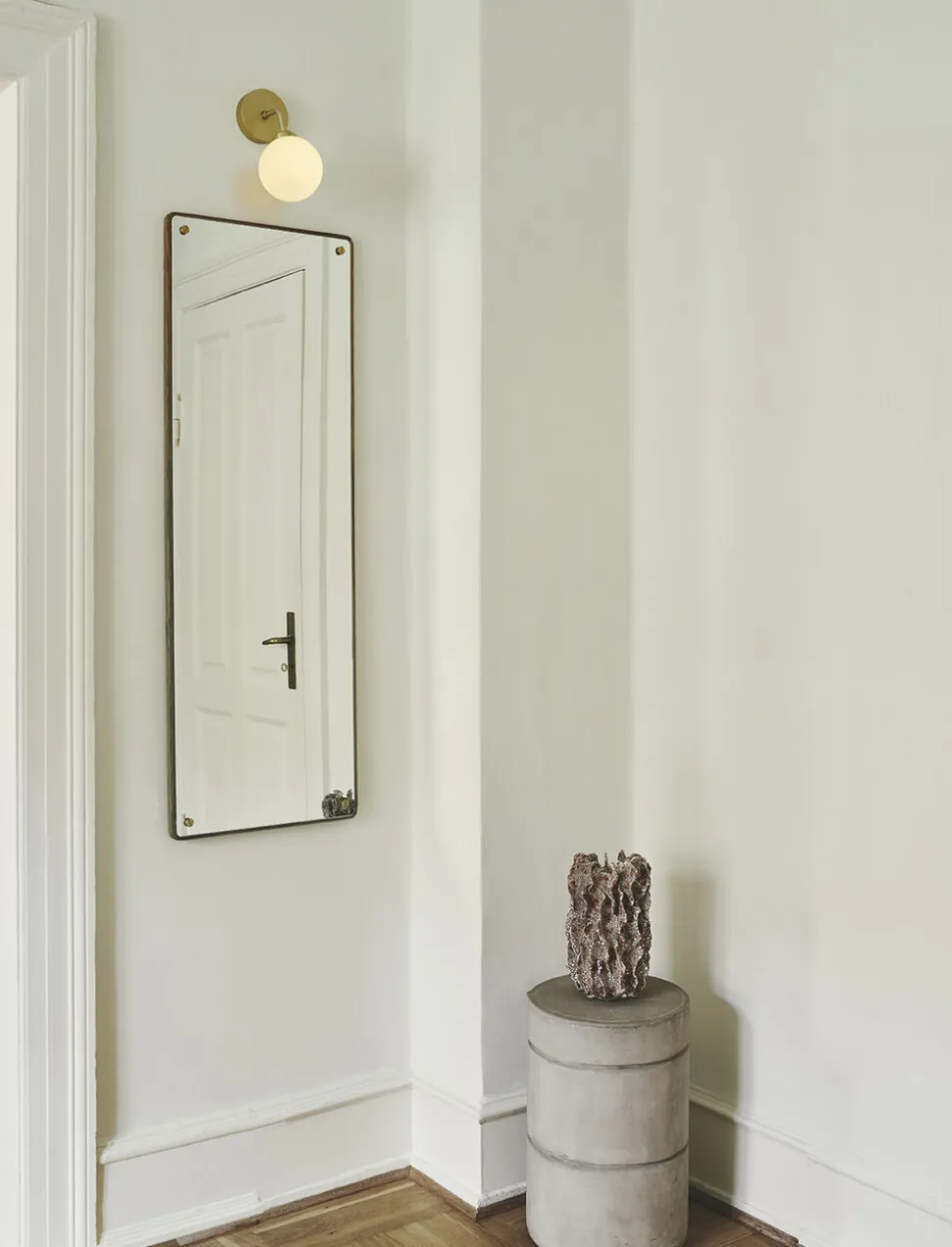 Apiales Wall, brushed brass / opal