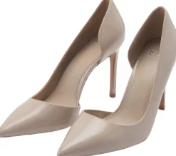 Asymmetrical heeled shoes