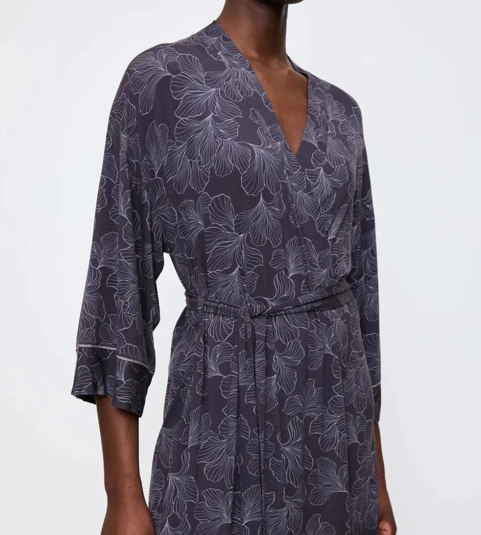 Aura Spotlight Robe 01