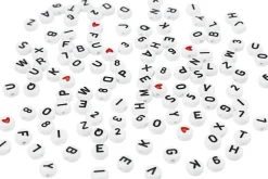 Bogstavperler, str. 7 mm, hulstr. 1,2 mm.