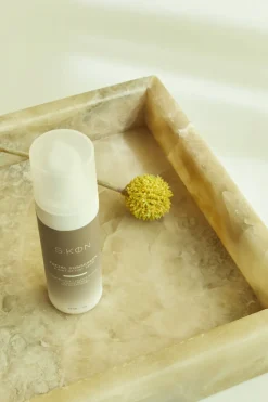 FACIAL SUNSCREEN - A HINT OF TINT SPF 30