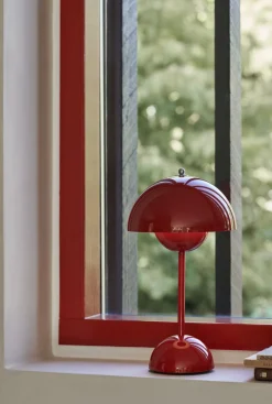 Flowerpot Portable Lamp VP9, Magnetic Charger