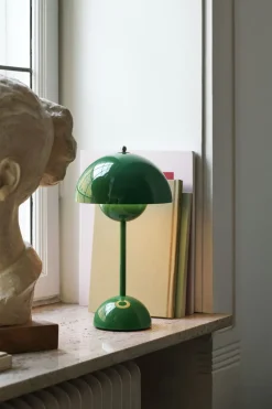 Flowerpot Portable Lamp VP9, Magnetic Charger