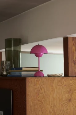 Flowerpot Portable Lamp VP9, Magnetic Charger