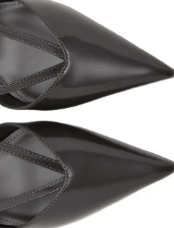 Kitten-heeled strappy shoes