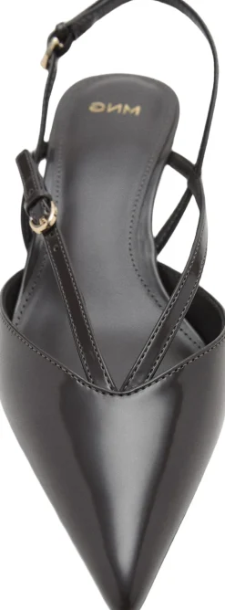 Kitten-heeled strappy shoes