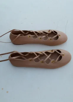 Leather ballerina with crossed stra