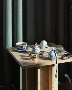 Musselmalet Halvblonde julekugle, 9,5 cm.