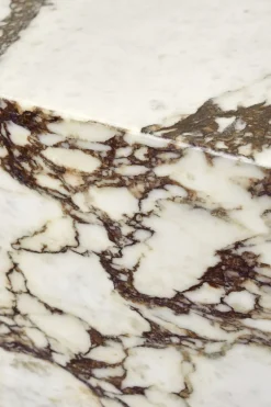 Plinth Cubic, Calacatta Viola