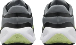 Revolution 7 sneakers