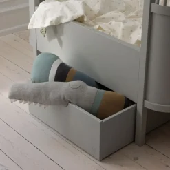 Strikket pude, Sleepy Croc, dusty blue mix